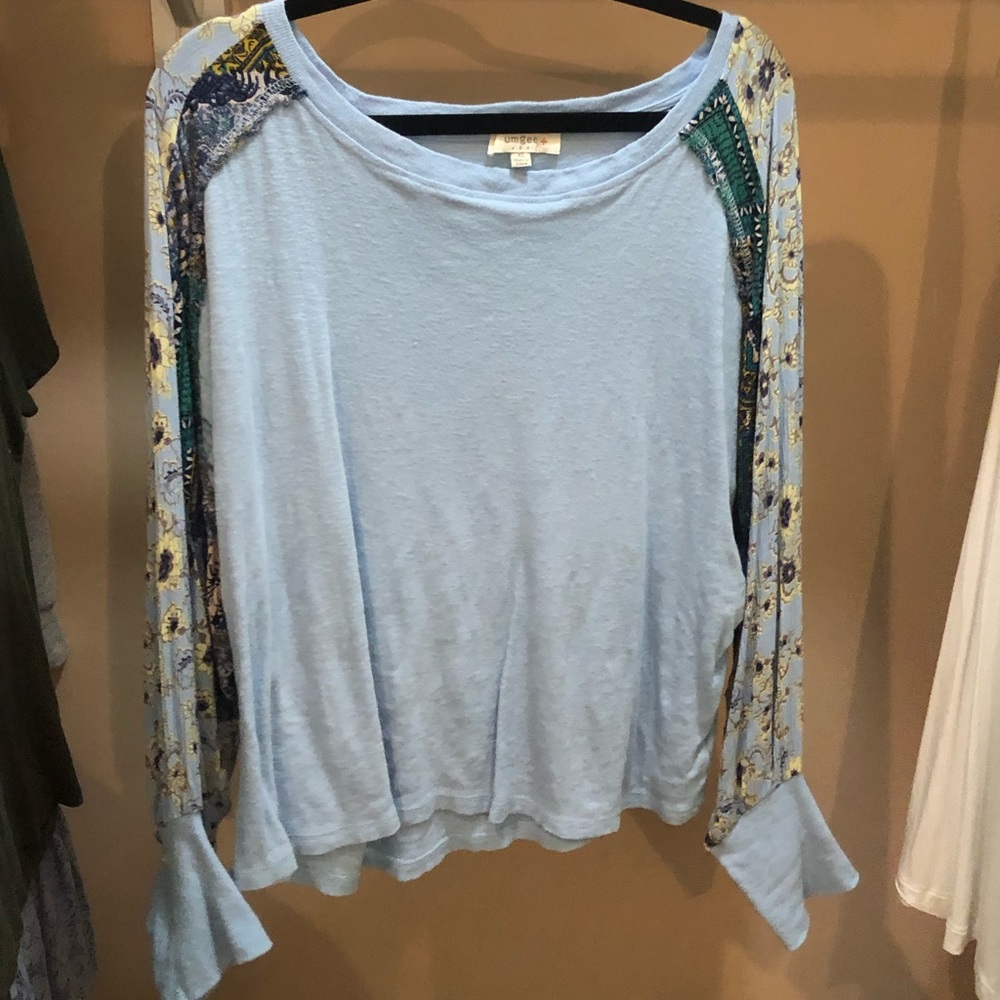 Women’s Umgee top with flowing sleeves XL